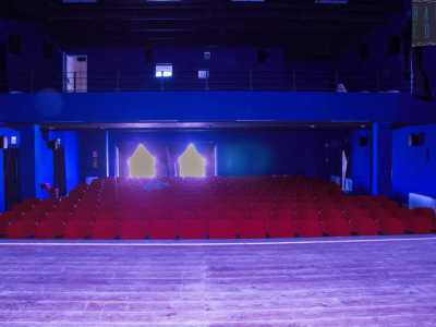 La platea dalle pareti blu che conta ben 220 posti con confortevoli e moderne poltroncine rosse 